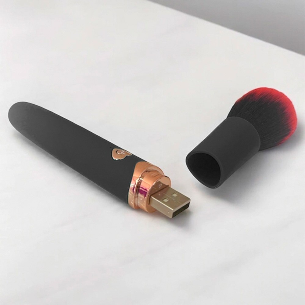Vibrador Discreto Recarreg�vel em Silicone Formato de Pincel de Maquiagem - detalhe da tampa removida revelando USB de carregamento