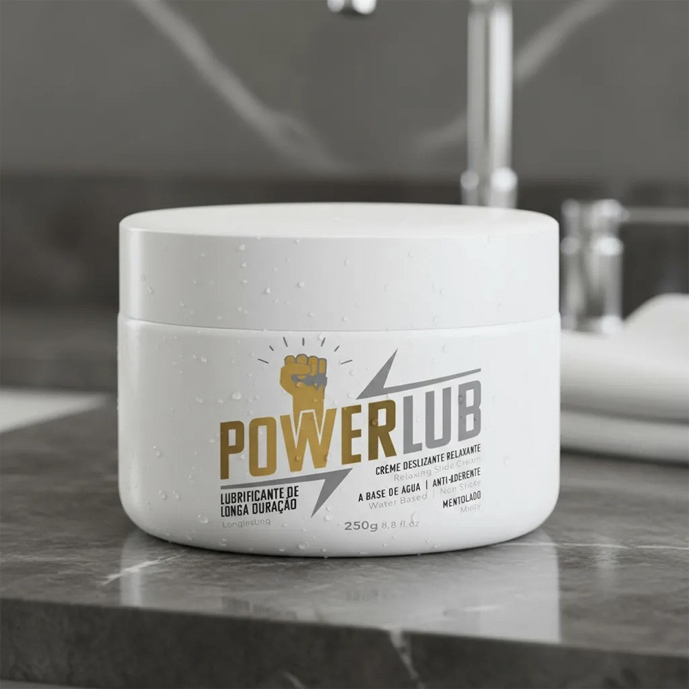 Lubrificante PowerLub para Fisting em bancada de banheiro, mostrando frasco branco e r�tulo dourado