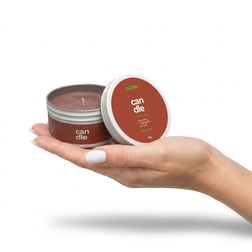 Vela para Massagem Sensual Hidratante Beij�vel Aroma e Sabor Chocolate Candle Love 70g sendo segurada por uma m�o feminina, demonstrando o tamanho ideal para manuseio