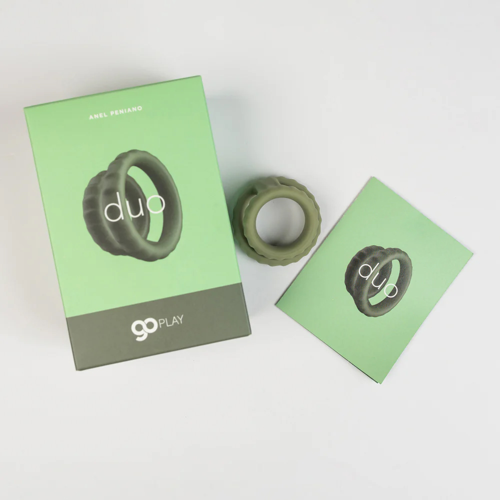 Anel Peniano e Escrotal Duo em Silicone Grosso para Ere��es Firmes e Prolongadas - Verde Militar embalado, anel em silicone verde militar ao lado de um folheto