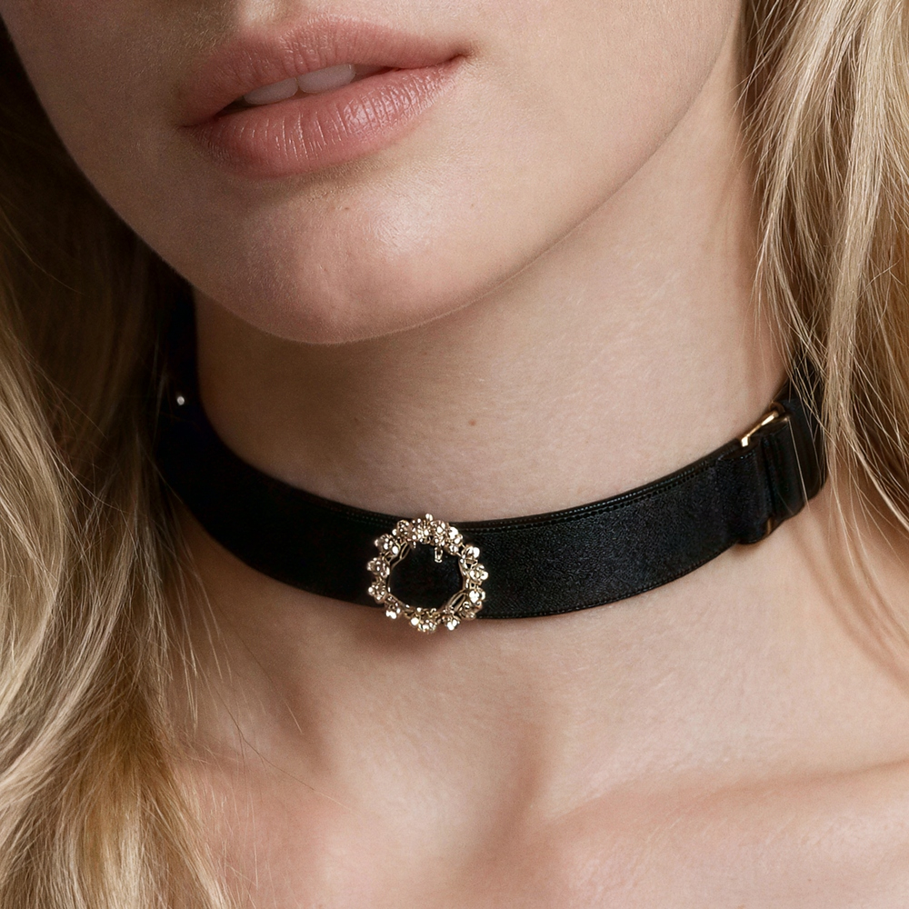 Coleira Social Choker com Ajuste de Tamanho e Pingente com Strass Preta | Close-up do pingente e ajuste