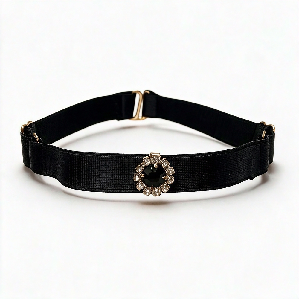 Coleira Social Choker com Ajuste de Tamanho e Pingente com Strass Preta | Vista em est�dio, destacando detalhes do ajuste e pingente