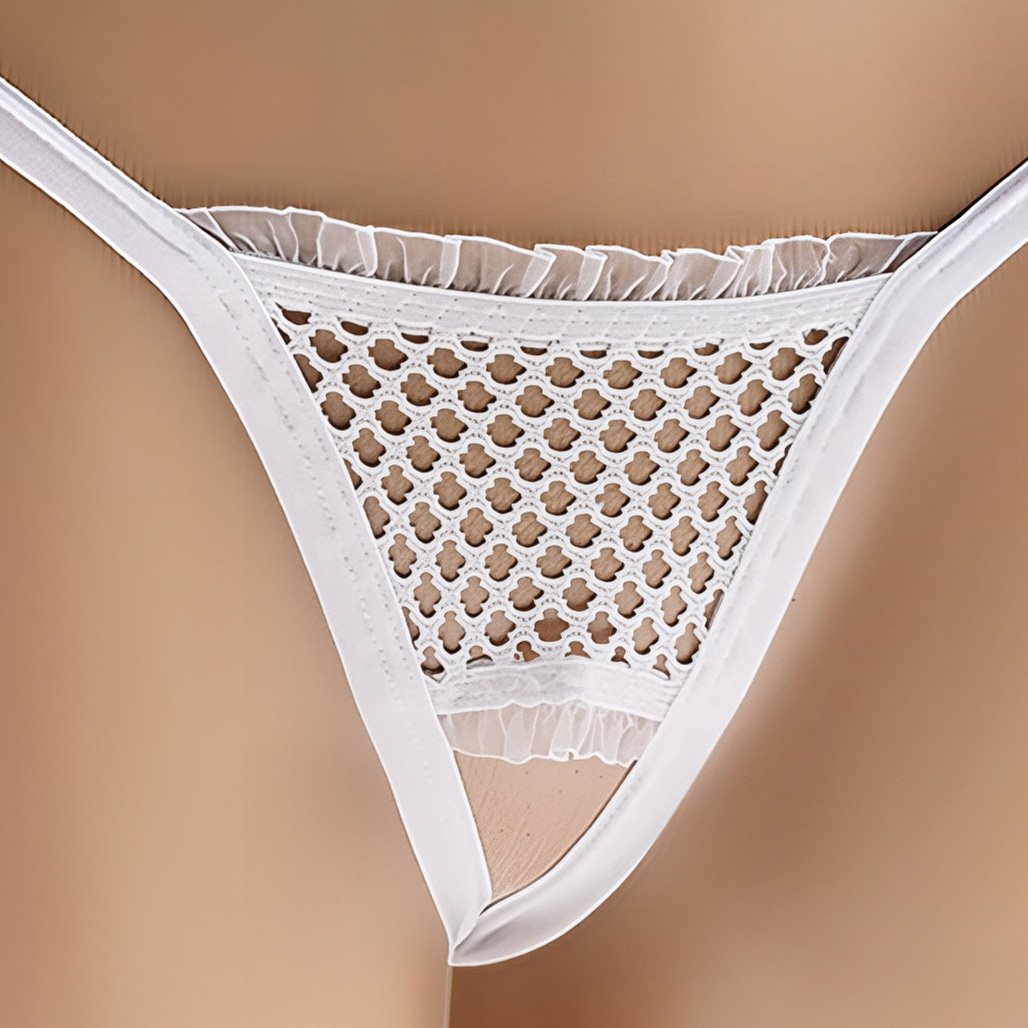 Calcinha string fio dental em renda arrast�o branca, vista frontal em manequim com destaque para os detalhes do tecido