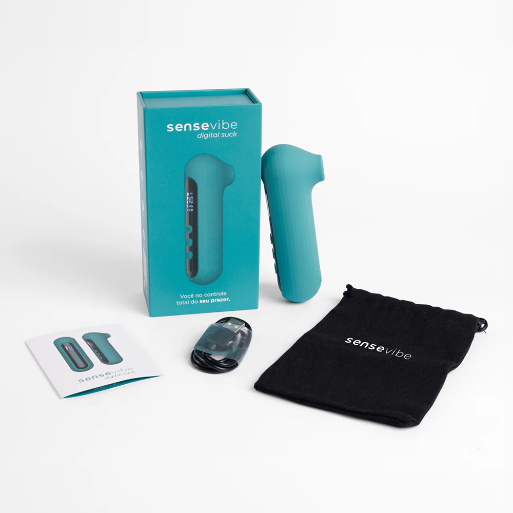 Vibrador Sensevibe Digital Suck Cyan e sua embalagem na cor Cyan, cabo carregador, manual e bolsa preta de transporte.