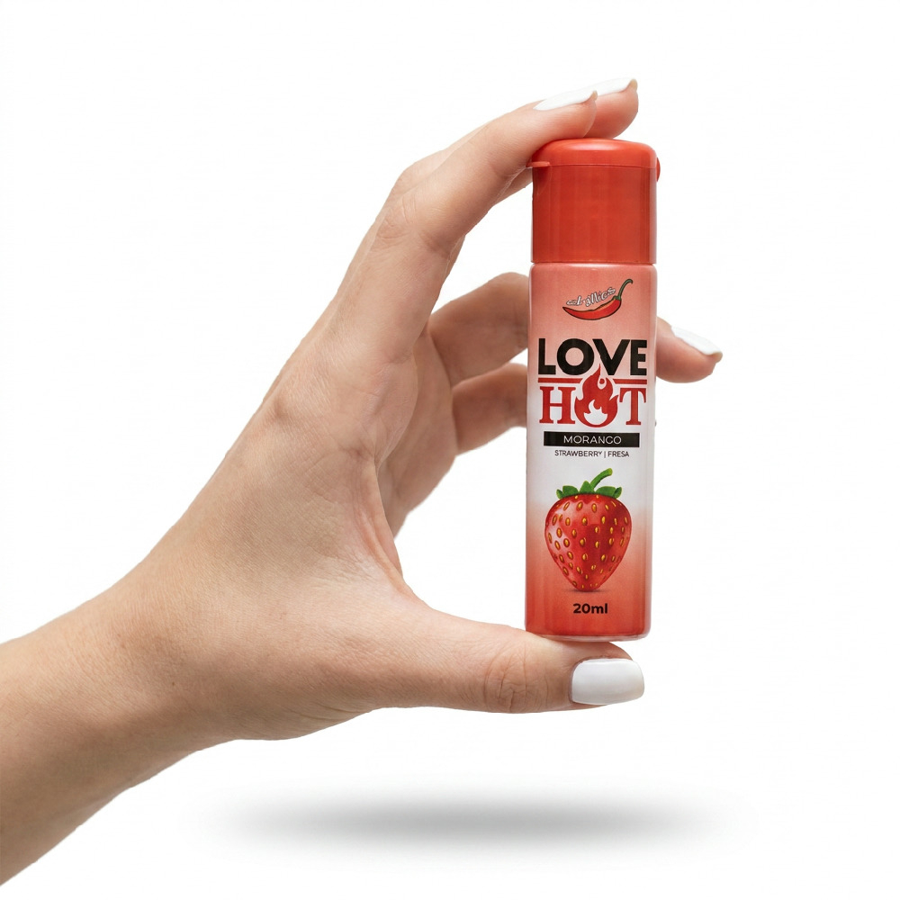 �leo de massagem beij�vel I Love Hot Sabor Morango 20ml na palma da m�o, destacando o tamanho e a embalagem.