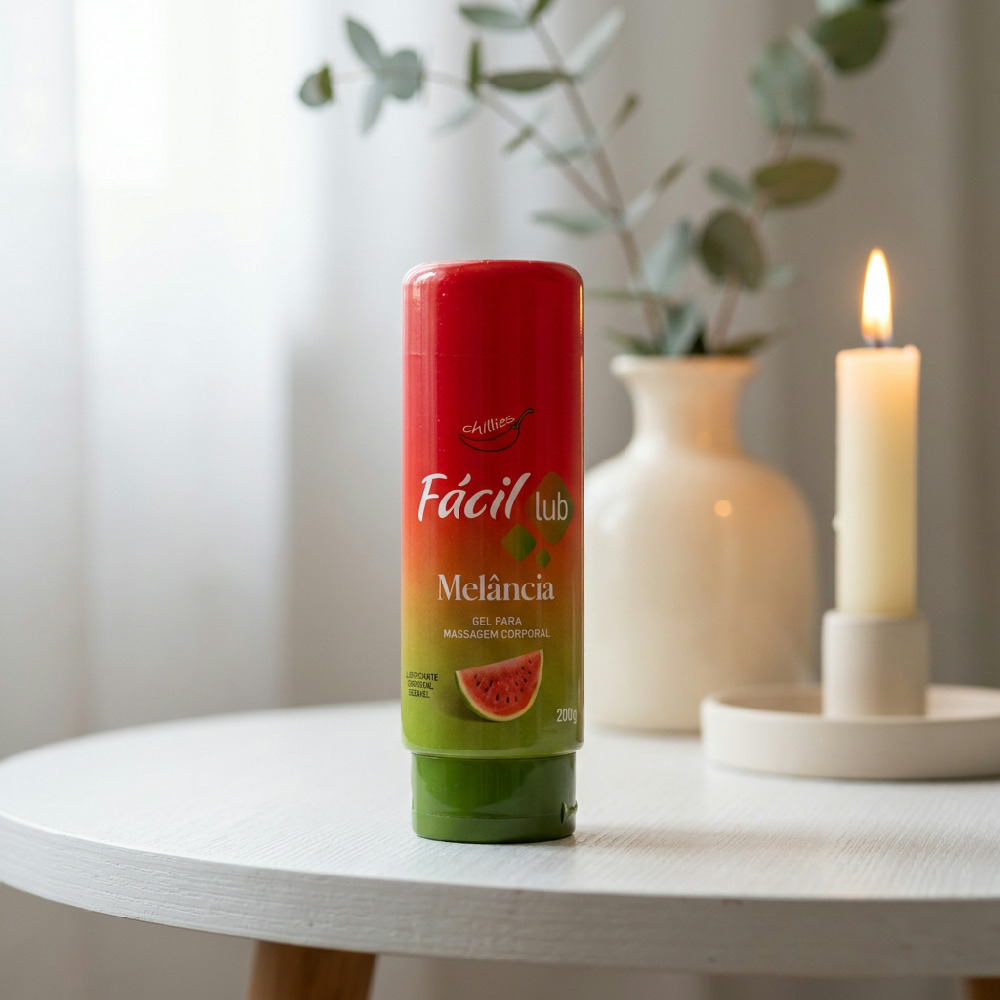 Lubrificante � Base de �gua Beij�vel F�cil Lub Sabor Melancia 200g em ambiente �ntimo com vela e planta, sugerindo relaxamento e prazer.