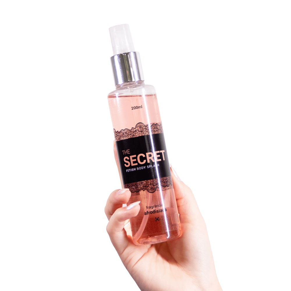 Body Splash Fragr�ncia Afrodis�aca The Secret 200ml na m�o, mostrando o frasco e o bico do spray.