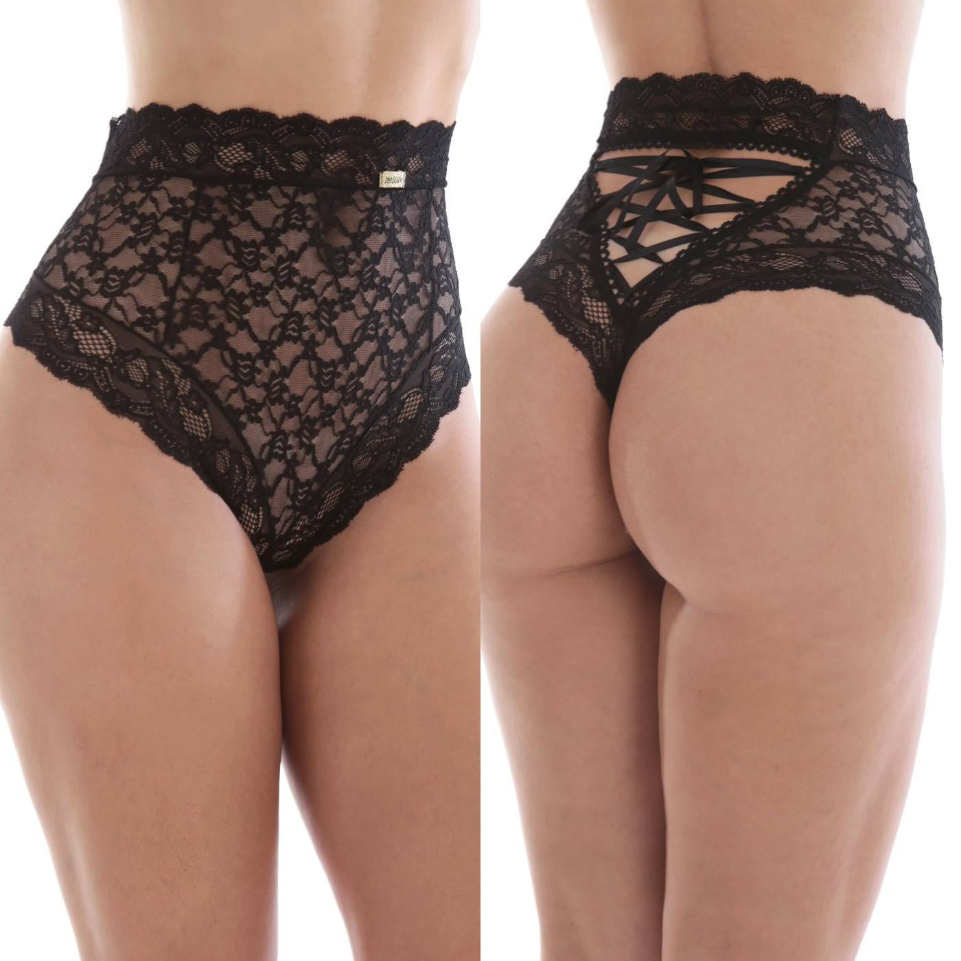 Calcinha Cale�on Alta em Renda Tran�ada Atr�s Preta em vista lateral, exibindo o recorte e caimento suave