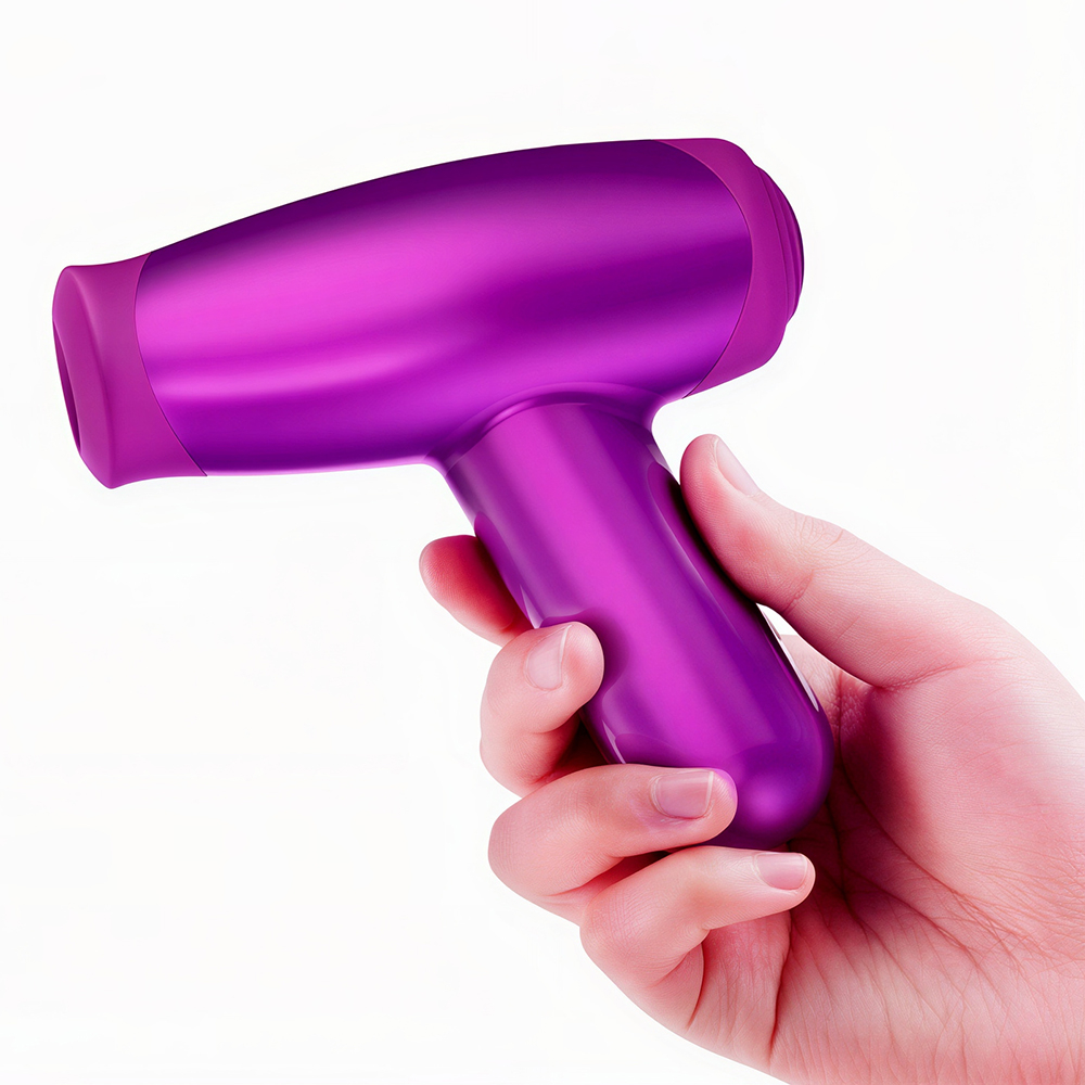 Pulsador de Clit�ris Recarreg�vel em Silicone Formato Pistola Roxo, em vista lateral e sendo segurado por uma m�o, demonstrando o tamanho e a ergonomia do produto.