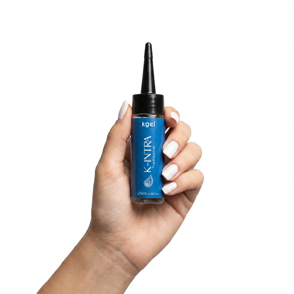Mao segurando frasco de Gel Lubrificante Intimo Neutro K-Intra 15ml, evidenciando o design compacto e a facilidade de manuseio