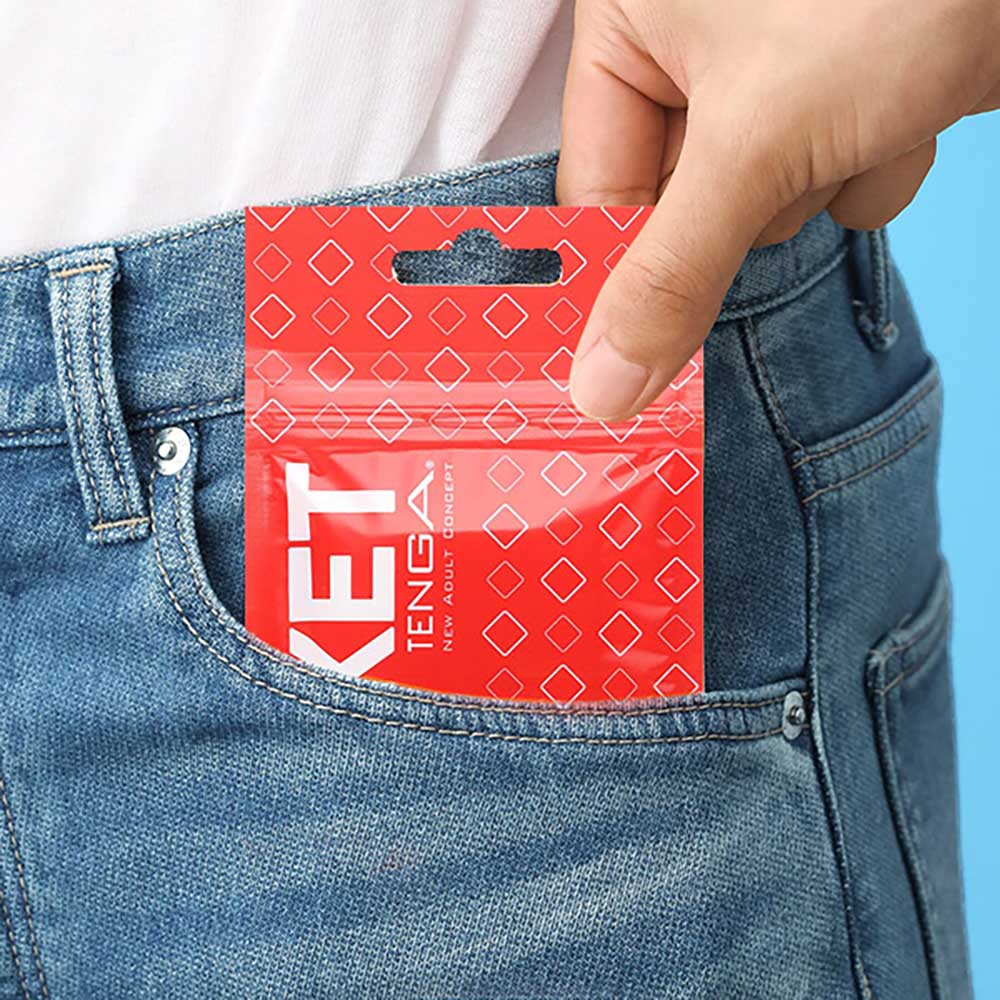 Homem segurando masturbador Tenga Pocket Block Edge para ilustra��o de tamanho