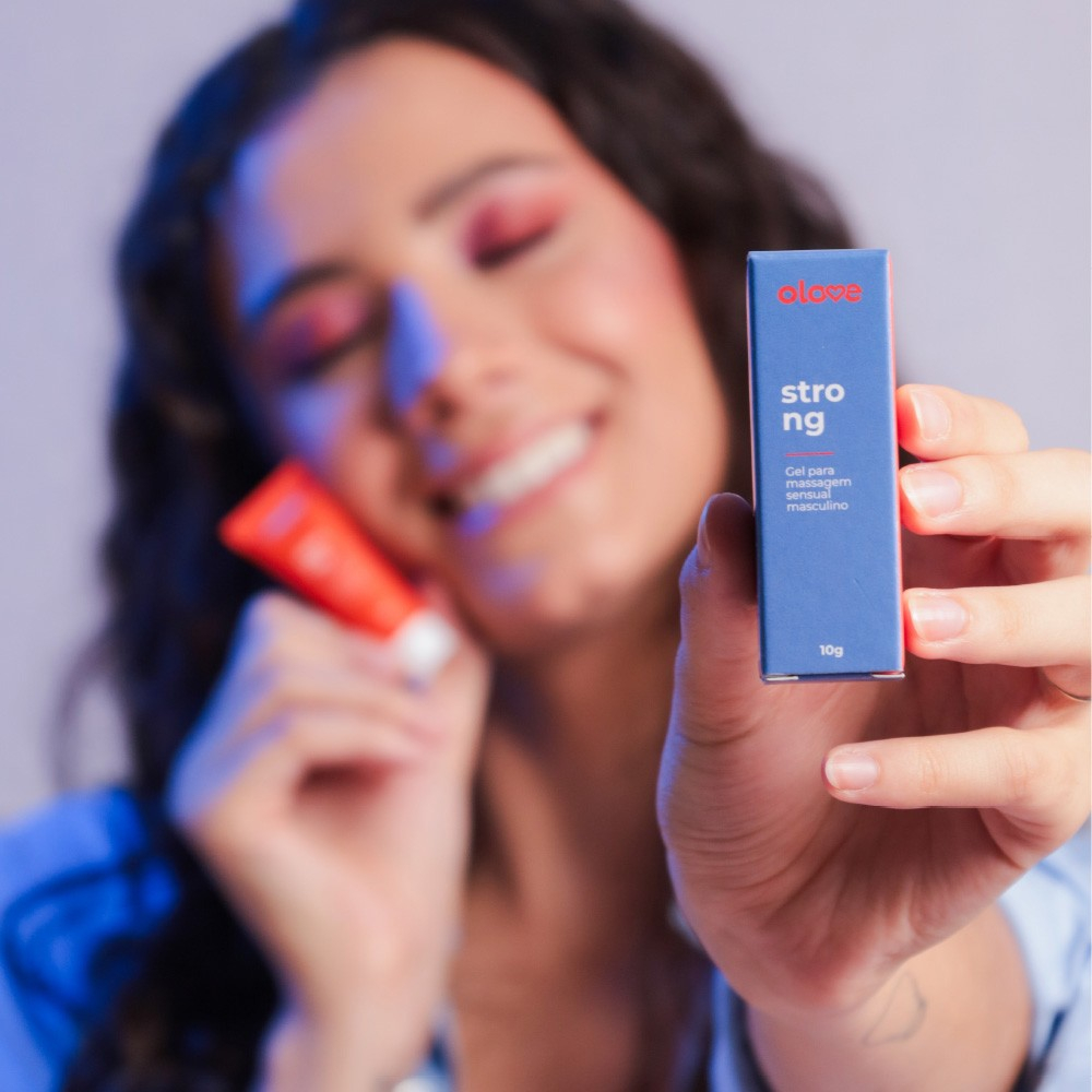 Gel Masculino Strong OLove Cosm�tico na caixa, com mulher sorrindo ao fundo, destacando a embalagem