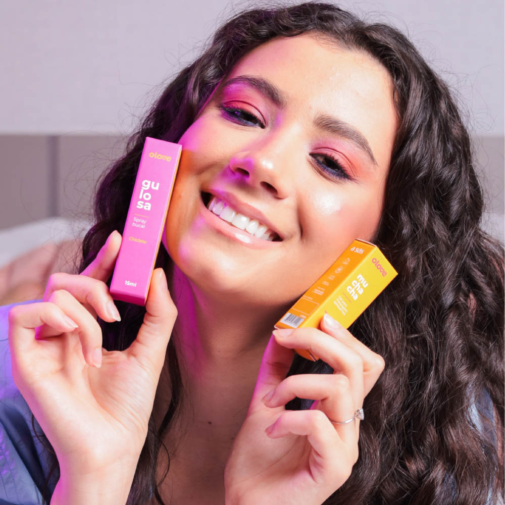 Spray Bucal Comest�vel Gulosa de Chiclete com modelo sorrindo