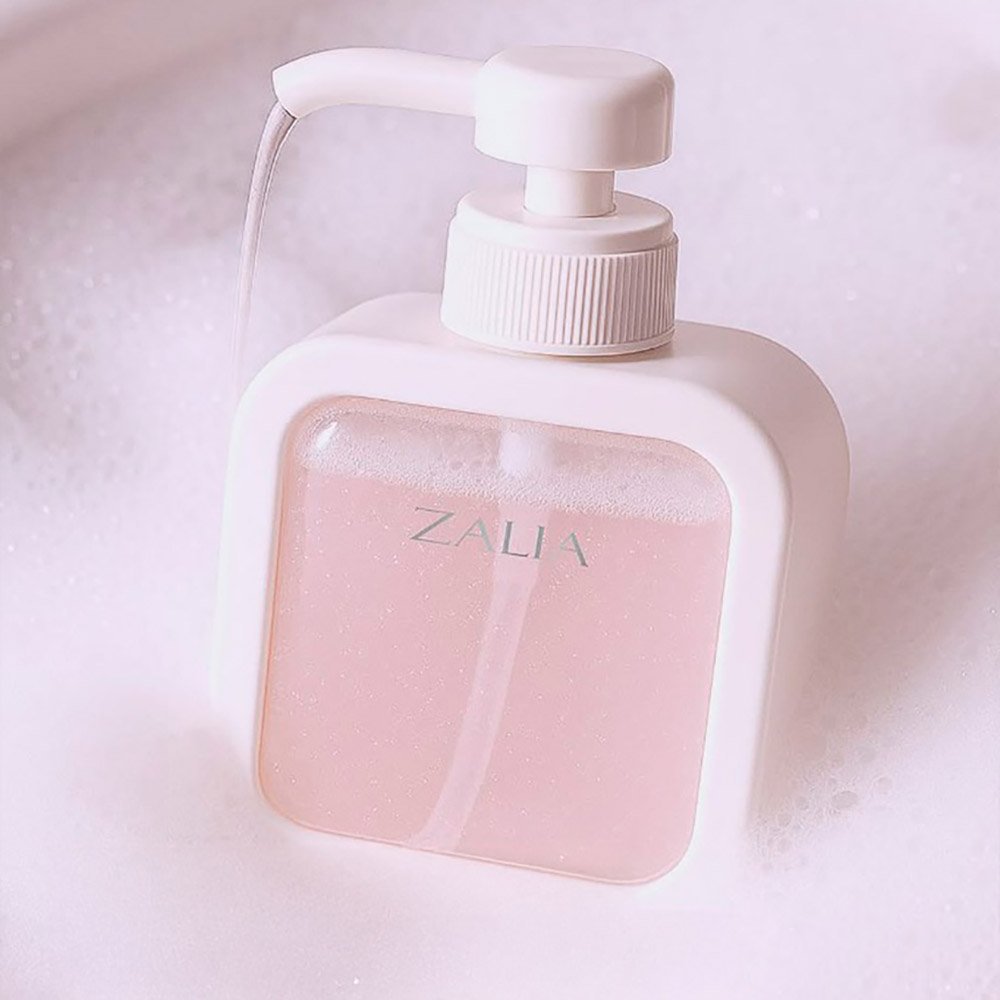 Sabonete Corporal L�quido Luxo Glow Zalia em uso, criando espuma suave e brilhosa