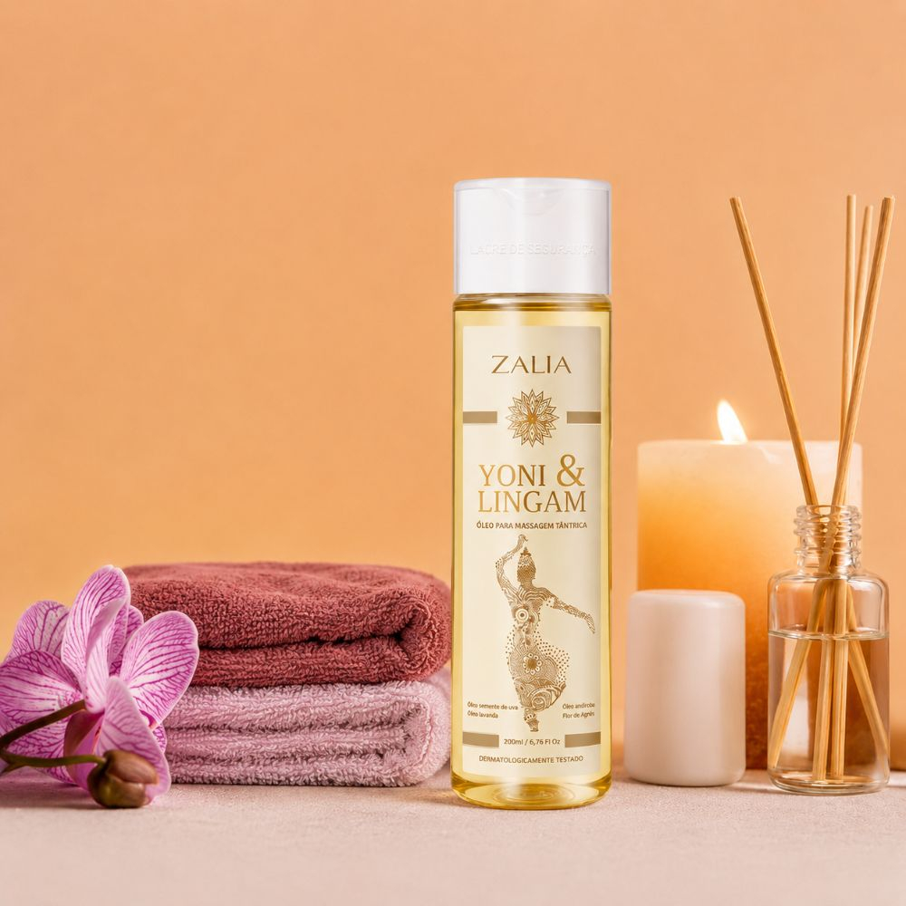 �leo para Massagem T�ntrica Zalia Yoni & Lingam, ambientado com velas, incenso e toalhas, criando uma atmosfera relaxante e sensual