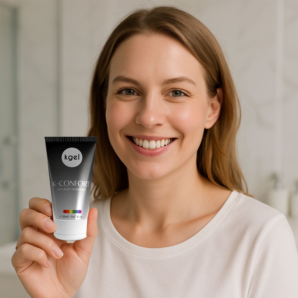 Mulher sorrindo, segurando o frasco do Gel K-Confort, mostrando a praticidade e o prazer no uso do produto