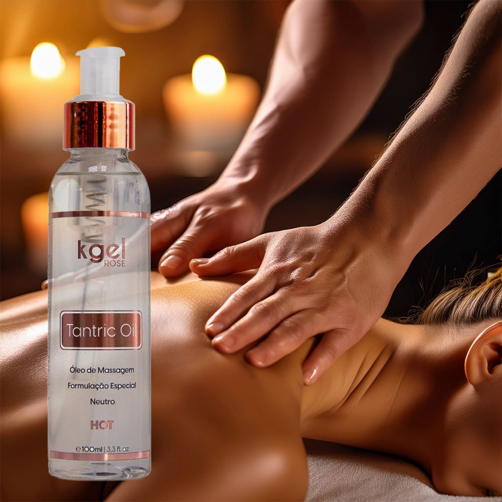Duas m�os massageando as costas de uma mulher, com o frasco de �leo para Massagem Sensual Hot Tantric Oil Neutro 100ml em primeiro plano, em um ambiente com luz ambiente e velas.