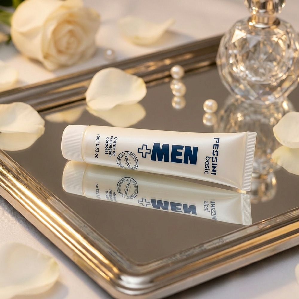 Gel Excitante Masculino Intensificador de Ere��o + MEN 15g sobre bandeja espelhada com p�talas de rosa e frasco de perfume.