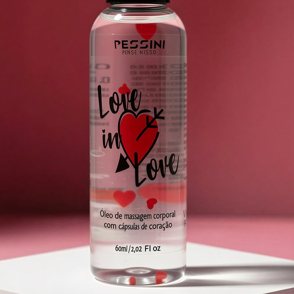 garrafa de �leo para Massagem Love In Love em fundo rom�ntico com cora��es e velas