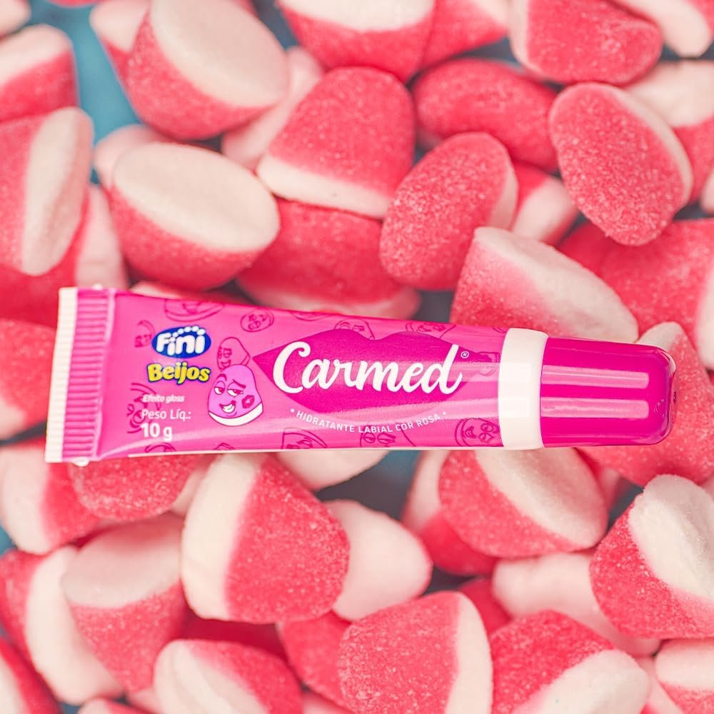 Hidratante Labial Carmed Fini Beijos em close, exibindo o creme sobre as balas Fini Beijos