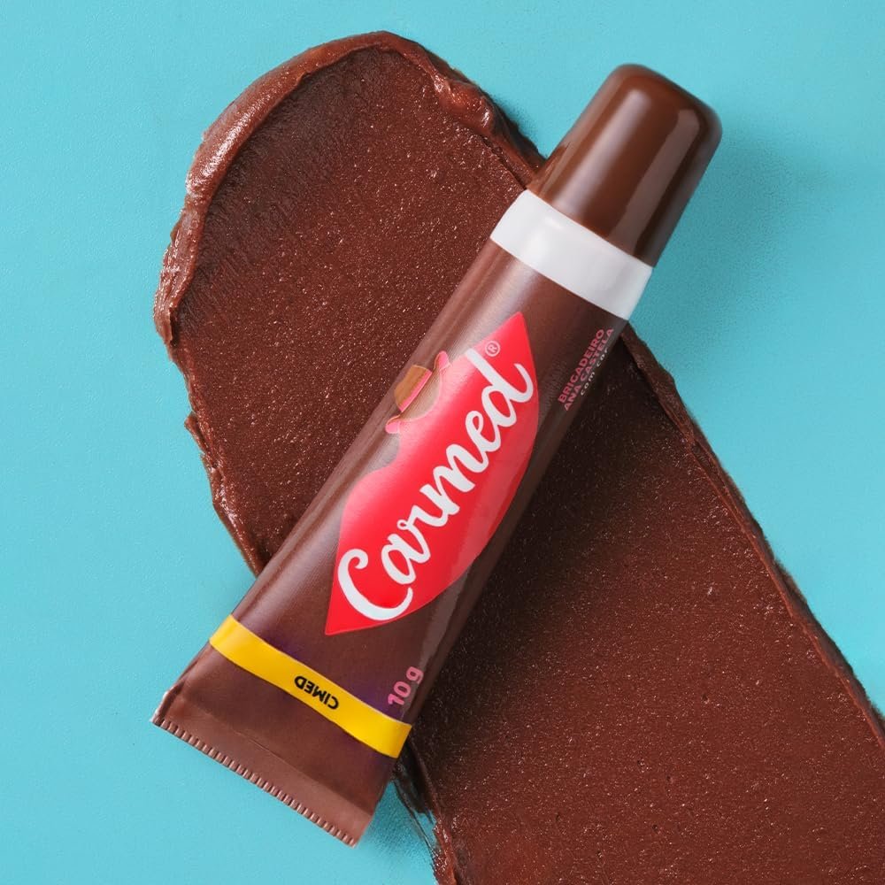 Hidratante Labial Carmed Brigadeiro exibindo a textura cremosa e a cor do produto