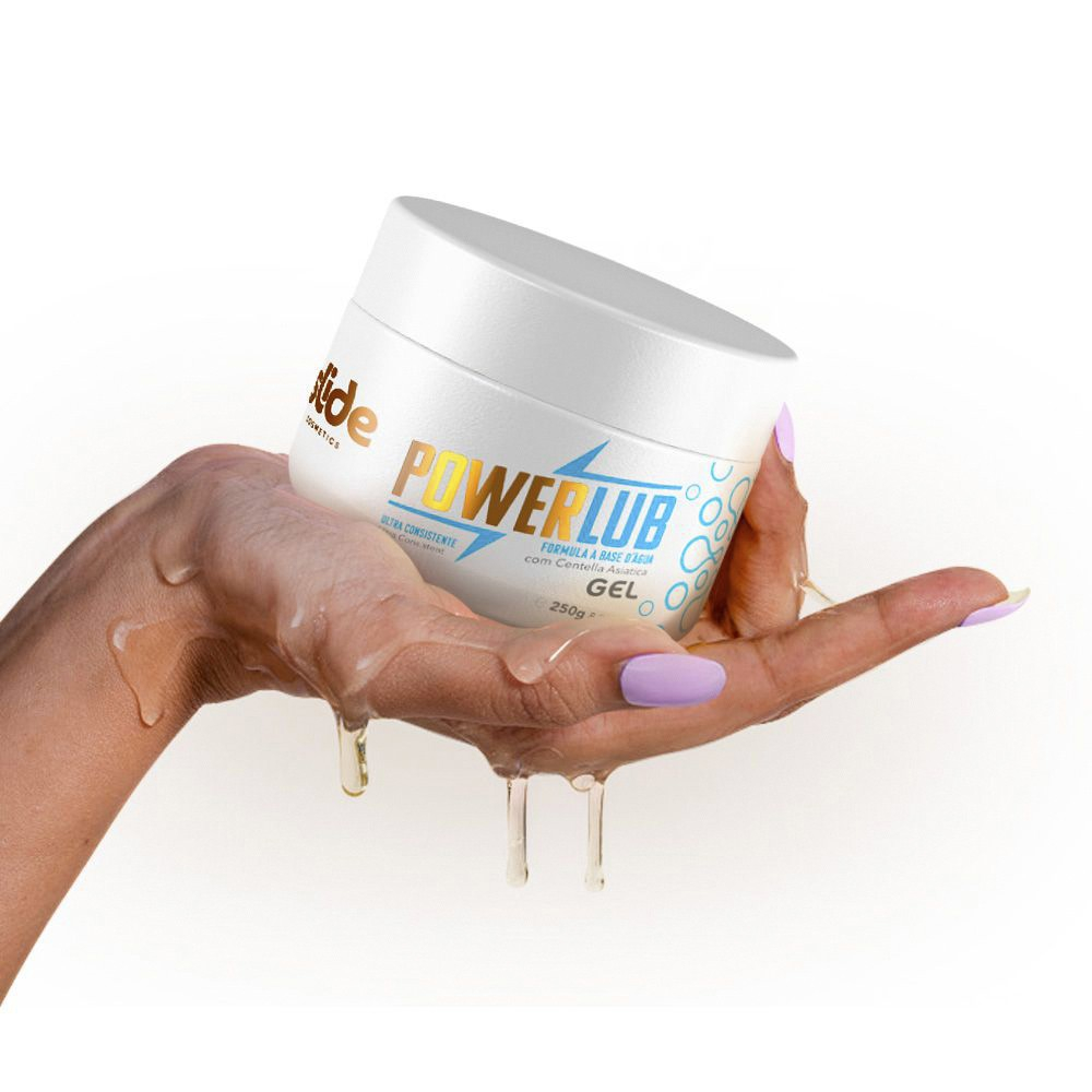 Close-up da m�o segurando o pote de PowerLub Gel, com lubrificante escorrendo, ilustrando a textura