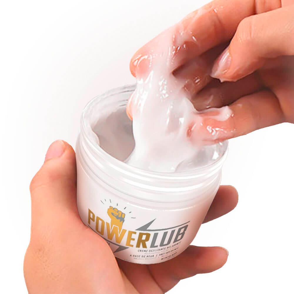 M�os aplicando o Lubrificante PowerLub para Fisting em dedos, evidenciando a textura densa e transparente do gel