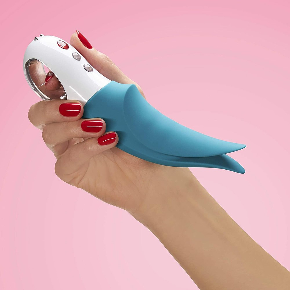 Vibrador para Clit�ris Volta Azul sendo segurado por uma m�o, destacando o design ergon�mico
