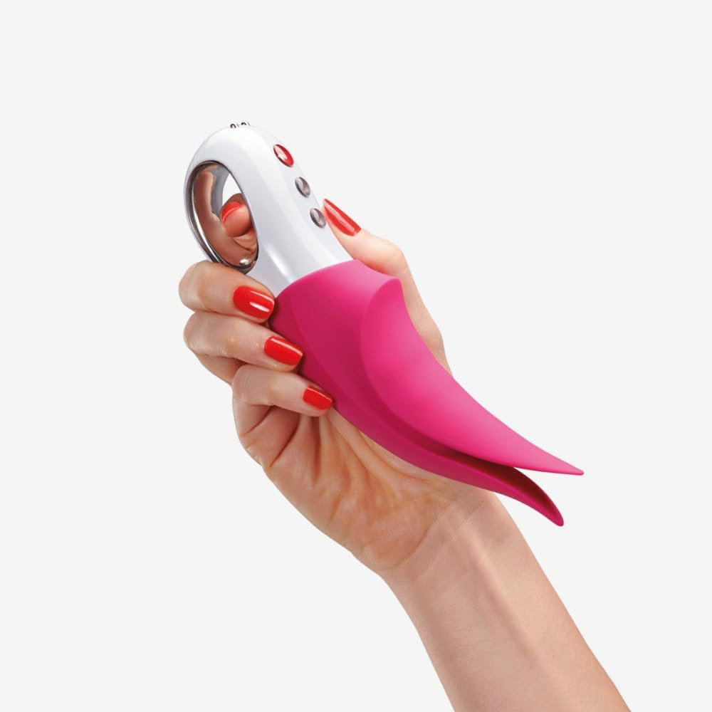 Vibrador para Clit�ris Volta Pink em uso, mostrando como se encaixa na m�o e na parte �ntima, com detalhes dos bot�es de controle