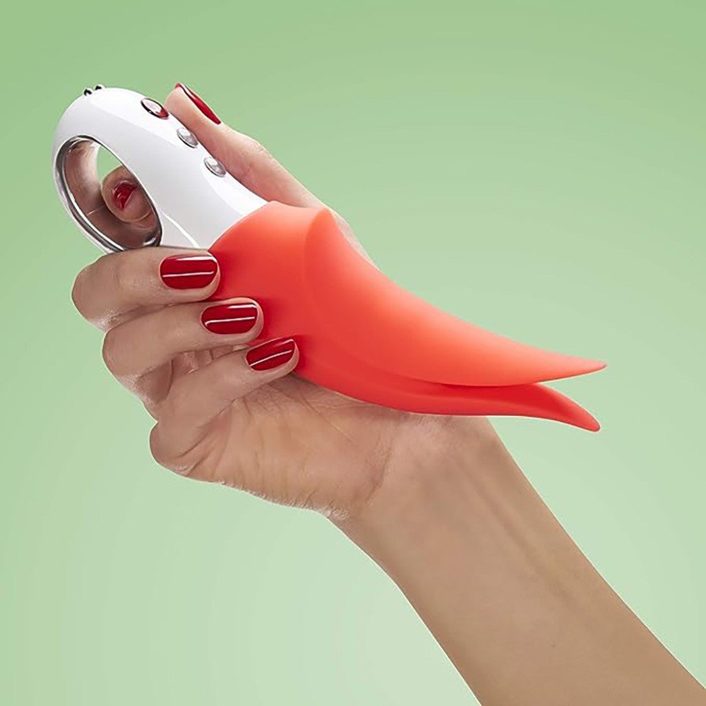 Vibrador para Clit�ris Volta Vermelho em uso com a m�o segurando o aparelho
