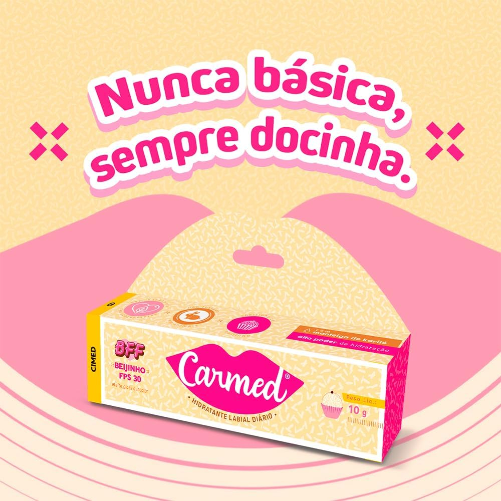 Hidratante Labial Carmed Beijinho com a frase 'Nunca b�sica, sempre docinha.' sobre um fundo rosa com cora��es e estrelas