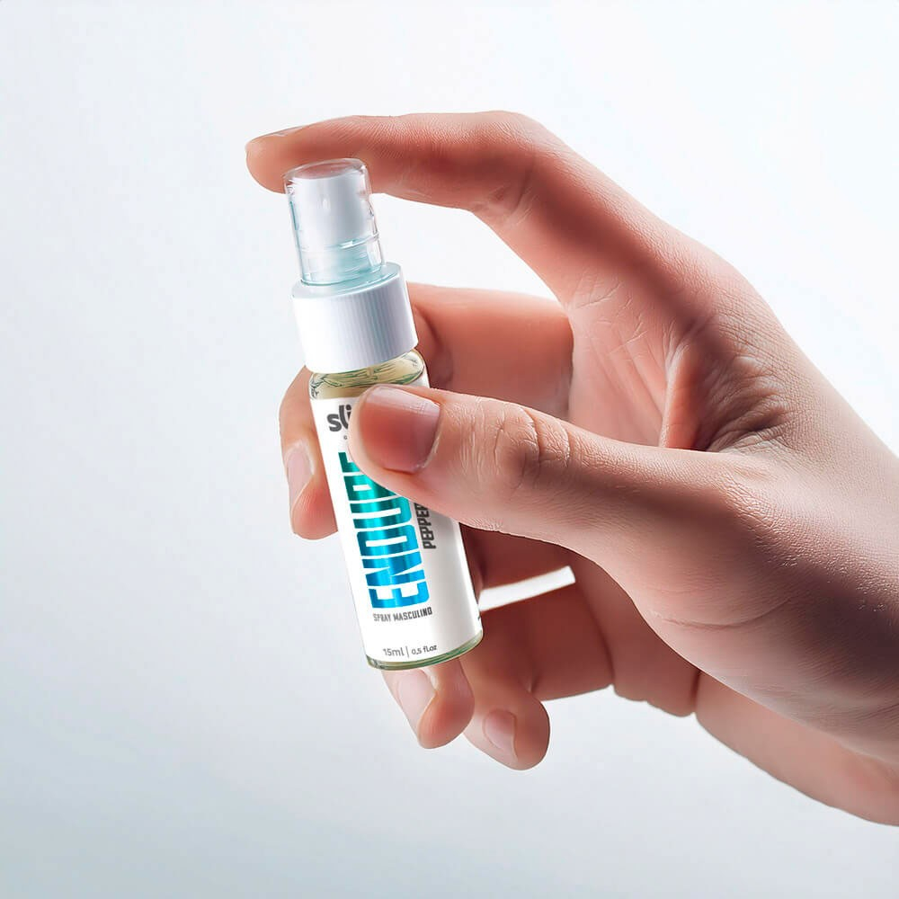M�o segurando Spray Retardante Endure, mostrando o tamanho e a aplica��o