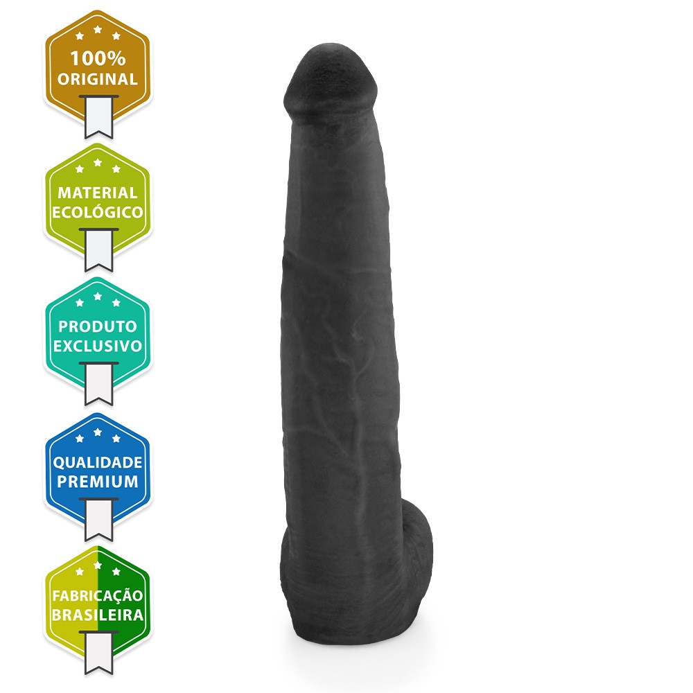 P�nis Real�stico com Escroto Jiboia - Dildo em PVC Flex�vel 31x6cm Preto em vista diagonal, evidenciando o escroto e a curvatura sutil do corpo