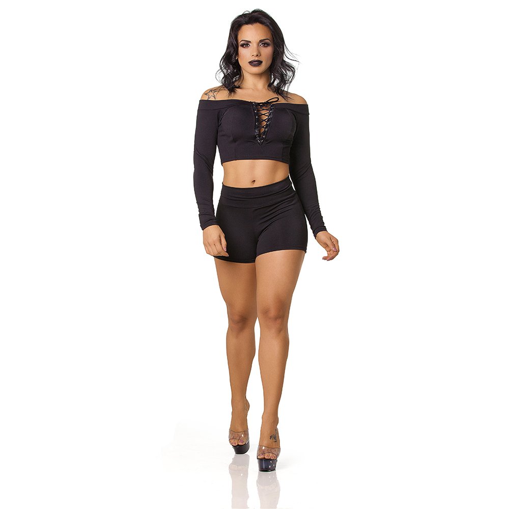 Conjunto Sensual Sexy em Suplex Poliamida com Cropped Tran�ado Preto - Mulher com cropped e shorts em pose sexy