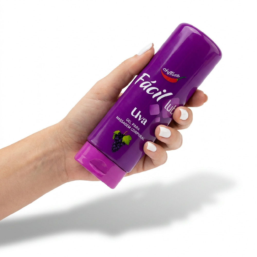 Lubrificante F�cil Lub Sabor Uva 200g, frasco roxo sendo segurado por uma m�o
