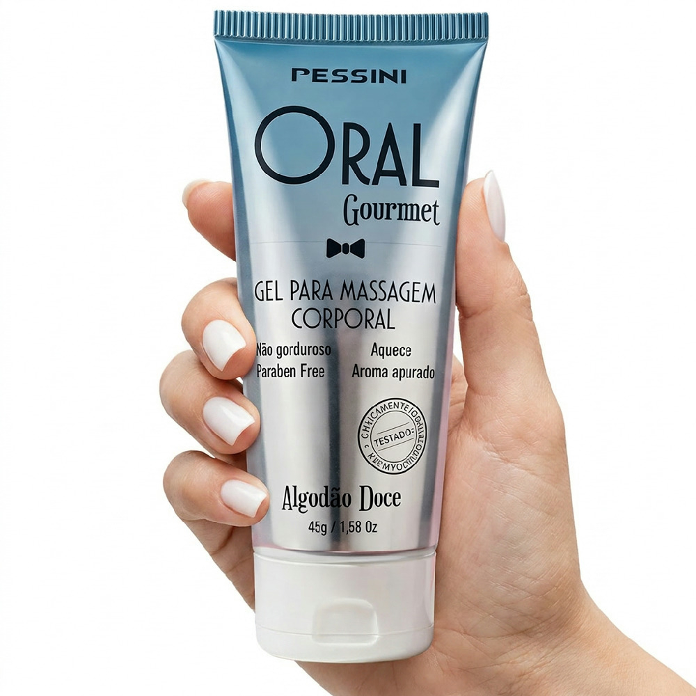 Gel para Sexo Oral Oral Gourmet Algod�o Doce 45g na m�o, evidenciando o tamanho da embalagem e o design do produto