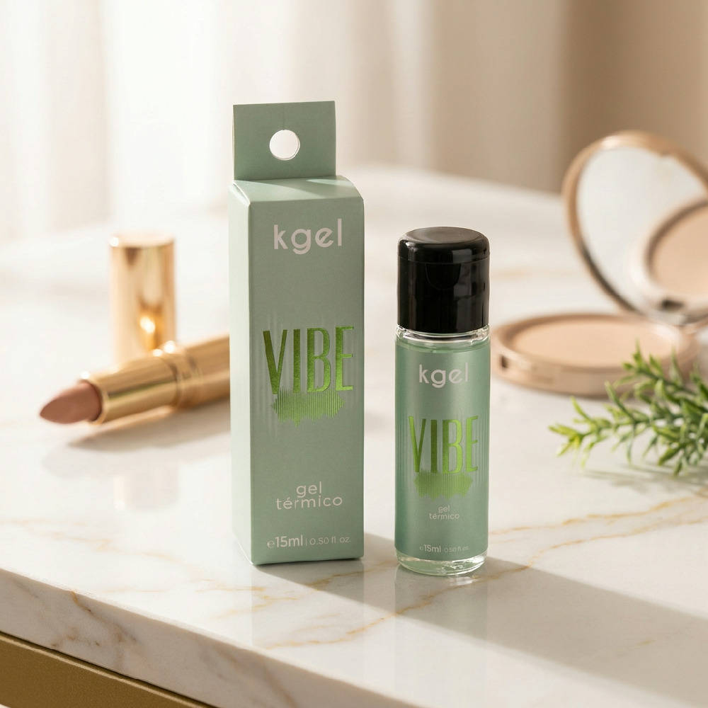 Gel Vibrador L�quido com Aquecimento Vibe Aroma de Ma�� Verde 15ml em cen�rio elegante com batom e espelho, sugerindo preparativos �ntimos