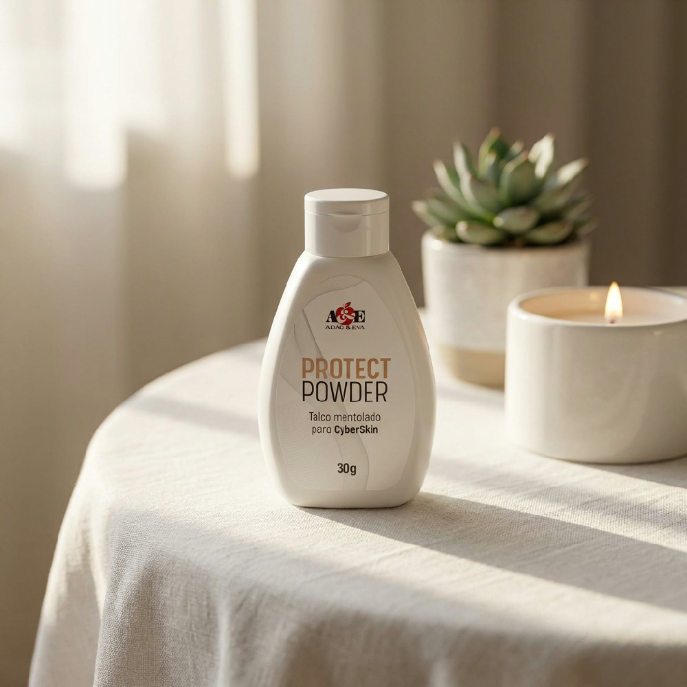 Talco Protect Powder para Cyberskin, 30g, com aroma de menta, sobre uma mesa branca com plantas e vela acesa ao fundo.