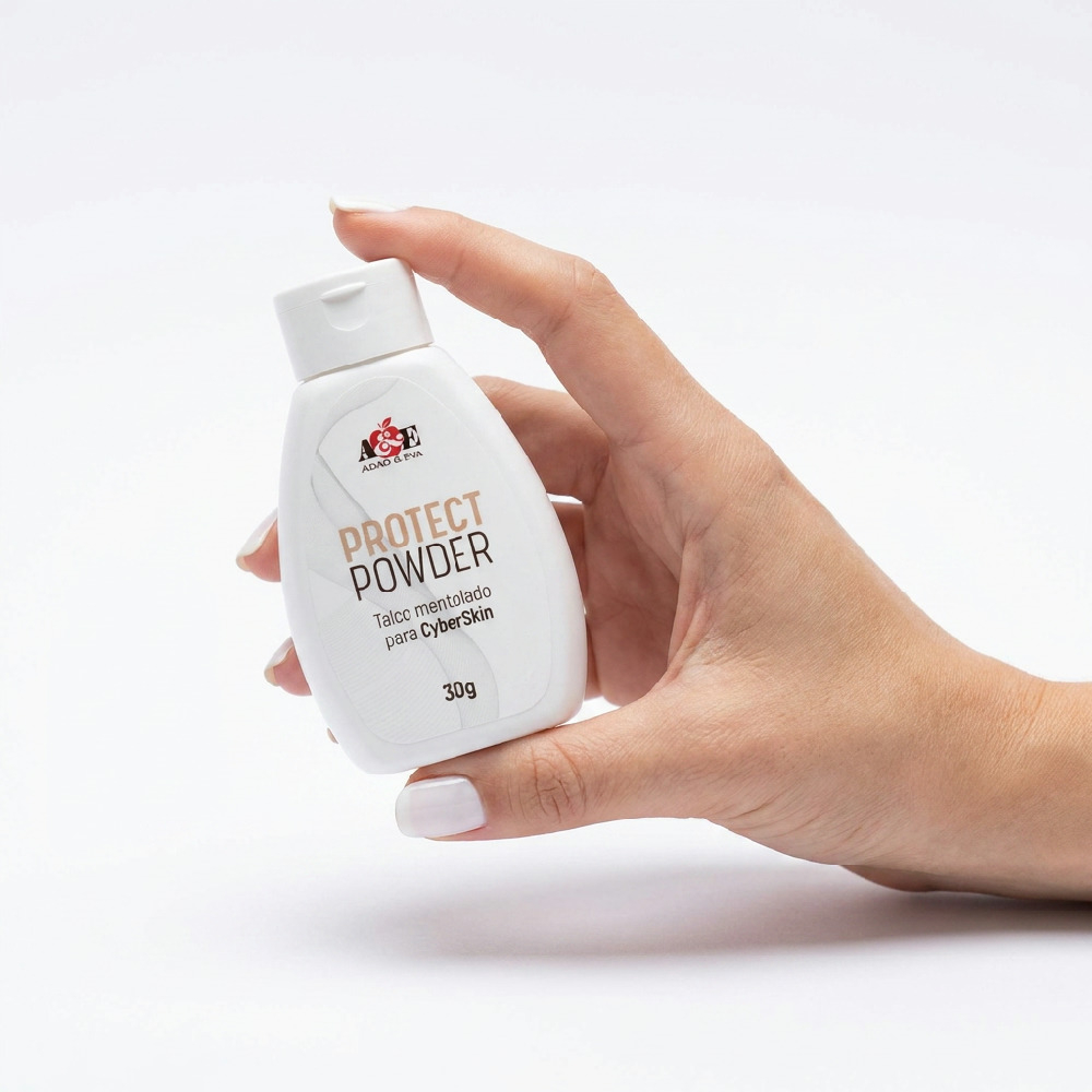 M�o segurando o frasco do Talco Protect Powder 30g para Cyberskin com aroma de menta, mostrando o tamanho compacto do produto.