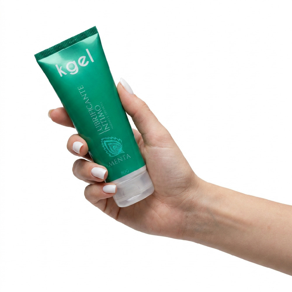 M�o feminina segurando o tubo de Lubrificante �ntimo Kgel de Menta 80ml, destacando o tamanho compacto e f�cil manuseio