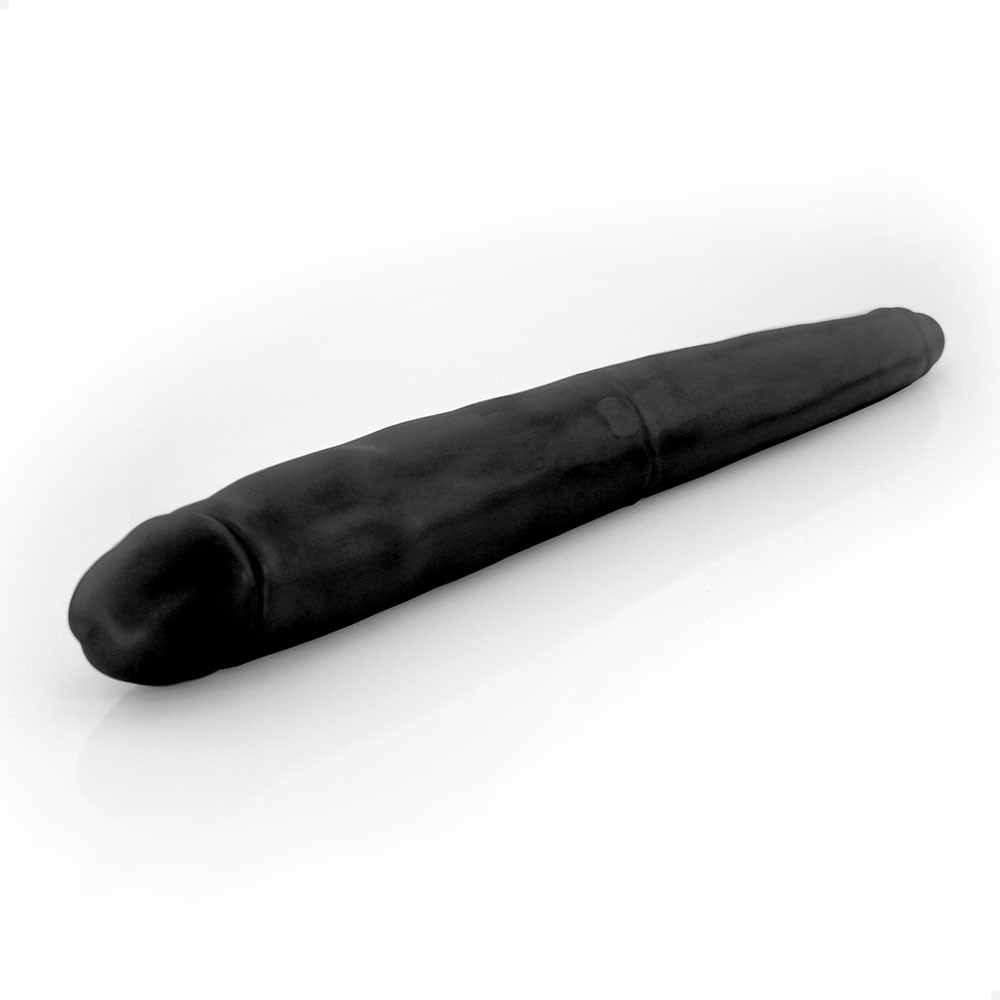 P�nis Gigante e Grosso Flex�vel Duas Pontas Duplex 60 x 6cm Preto visto de cima, evidenciando seu comprimento e as duas pontas